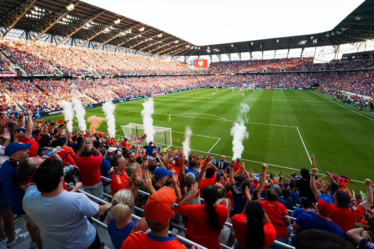 体育场球迷欢呼场景